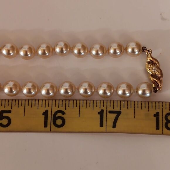 Bundle of High Quality Faux Pearls and Earrings - Picture 10 of 11